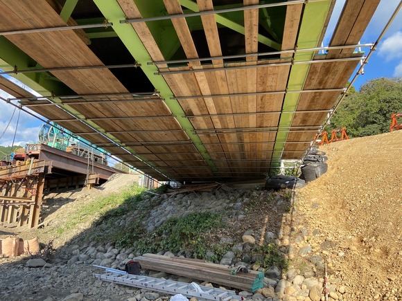 橋梁撤去工事のため吊り足場を施工