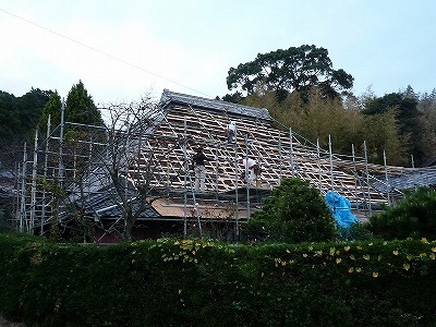古民家の屋根を修復